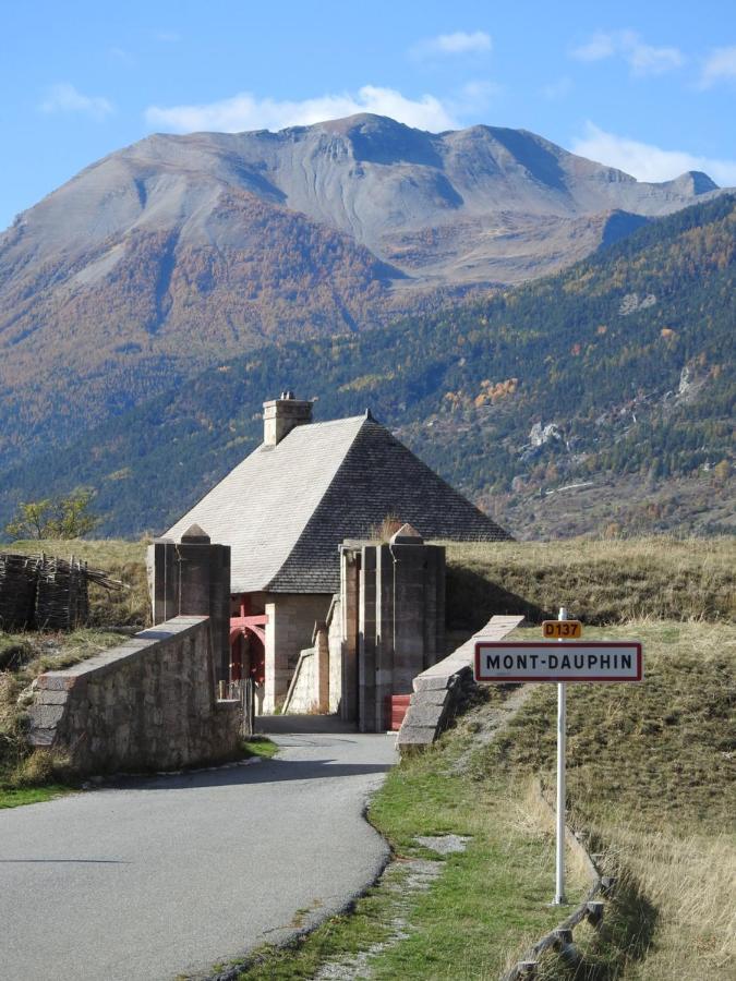 Le Pavillon Des Officiers Aparthotel Mont-Dauphin Buitenkant foto