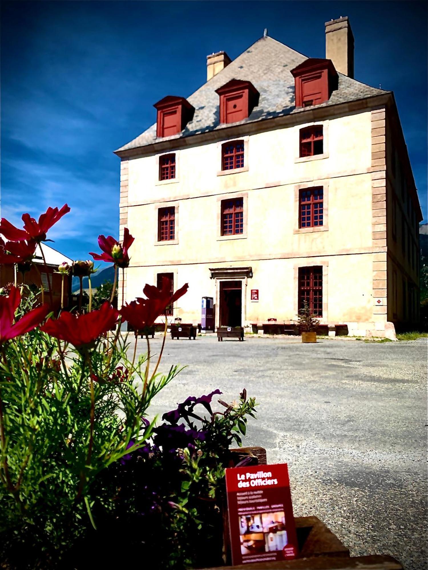 Le Pavillon Des Officiers Aparthotel Mont-Dauphin Buitenkant foto